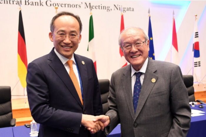 South　Korean　Deputy　Prime　Minister　and　Minister　of　Strategy　and　Finance,　Choo　Kyung-ho　(left)　and　Japanese　Finance　Minister　Shunichi　Suzuki　in　Japan　on　May　12　(Courtesy　of　Yonhap)