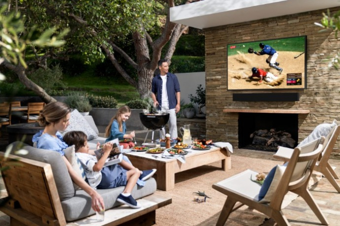 Samsung　TV　and　soundbar　system　for　an　outdoor　cinema　(Courtesy　of　Samsung　Electronics)