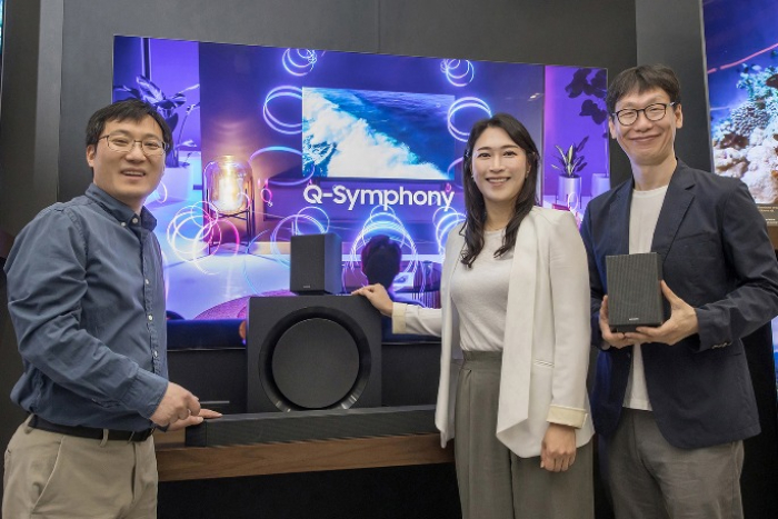 Samsung Electronics Visual Display Sound Lab engineers Lee Jung-hoon (left) and Kim Han-kil (right) present their latest soundbar system with marketing PM Shin So-young (center)