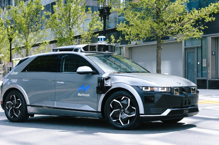 In　2021,　Hyundai　Motor　and　Motional　unveiled　their　first　autonomous　robotaxi　based　on　IONIQ　5