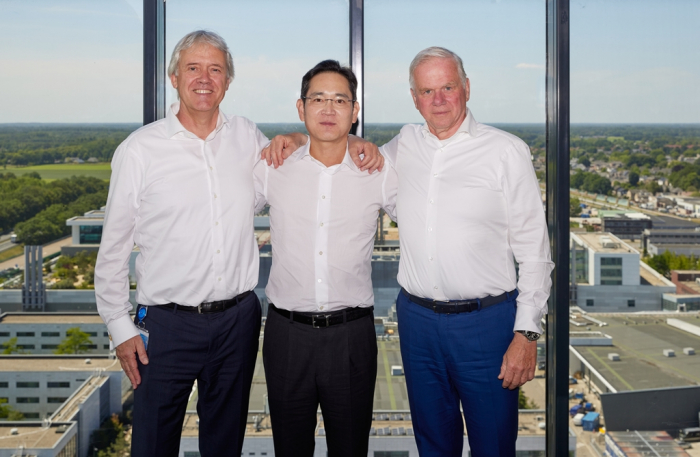Samsung　Electronics　Chairman　Jay　Y.　Lee　(center)　visits　ASML's　headquarters　in　the　Netherlands　in　2022