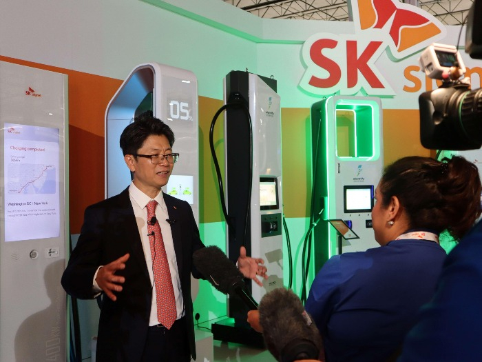 SK　Signet　CEO　Shin　Jung-ho　(left)　answers　reporters'　questions　on　June　5