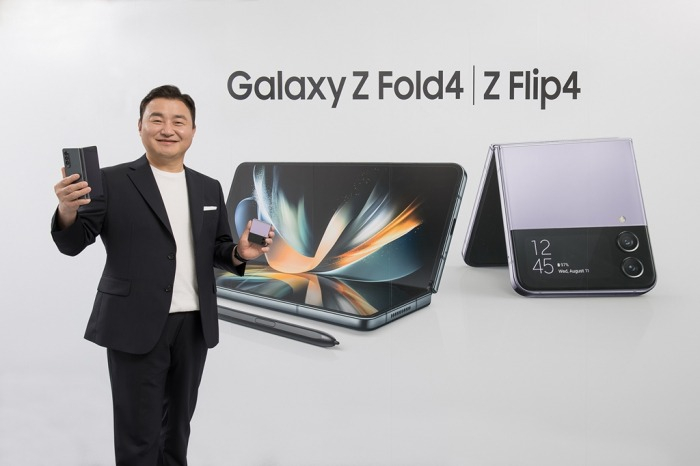 TM　Roh,　president　and　head　of　Samsung’s　mobile　experience　(MX)　division,　showcases　the　fourth-generation　Galaxy　Z　foldables　in　2022