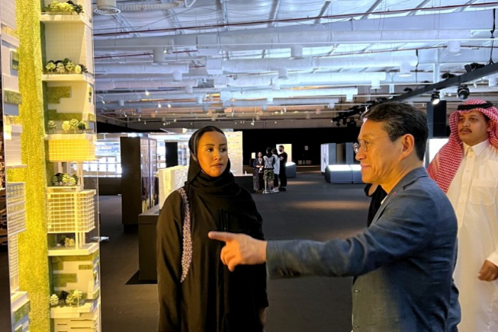 LG　Electronics　CEO　Cho　Joo-wan　visits　the　Neom　city　exhibition　center　in　Riyadh,　Saudi　Arabia　on　June　1　(Courtesy　of　LG　Electronics)