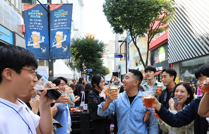 Beer　festival　in　Myeong-dong,　Seoul　in　2022　(Courtesy　of　Yonhap)