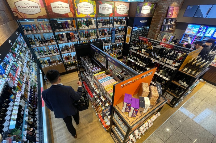Korea's　first　liquor　convenience　store　by　emart24　(Courtesy　of　Yonhap)