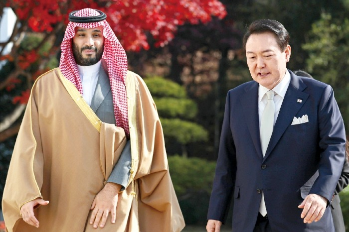 South　Korean　President　Yoon　Suk　Yeol(right)　and　Mohammed　bin　Salman,　the　crown　prince　and　prime　minister　of　Saudi　Arabia　(Courtesy　of　Yonhap)