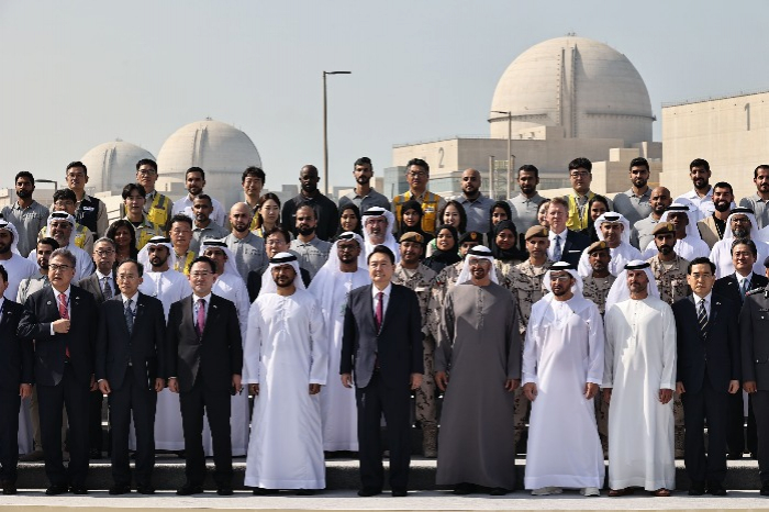 South　Korean　President　Yoon　Suk　Yeol(5th　from　left,　front　row)　and　UAE　President　Mohammed　bin　Zayed　Al　Nahyan(6th)　at　the　Barakah　nuclear　power　plant　in　Abu　Dhabi　on　Jan.　16　(Courtesy　of　Yonhap)