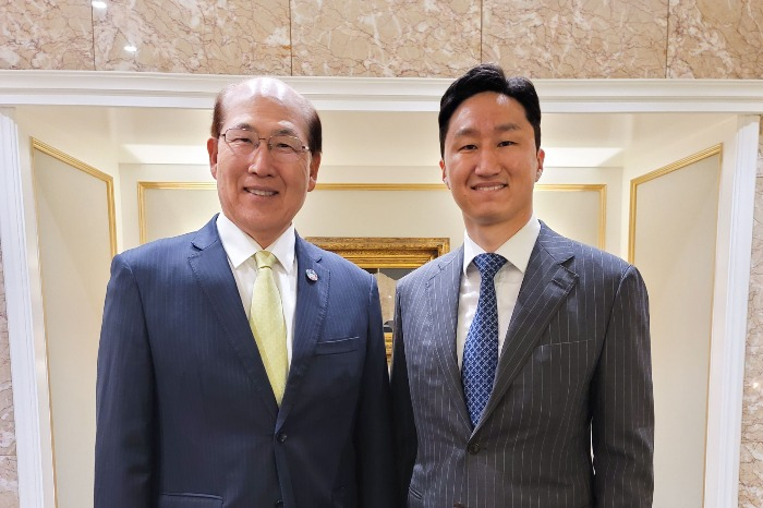 HD Hyundai President Chung Ki-sun (right) and IMO Secretary-General Lim Ki-tack