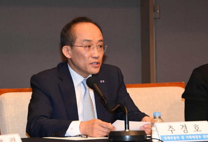 Finance Minister Choo Kyung-ho speaks at a meeting organized by an association of senior South Korea journalists on June 8, 2023 (Courtesy of the Ministry of Economy and Finance)