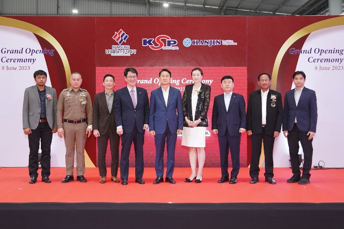 President　and　CEO　of　Hanjin　Noh　Sam-suk　(from　left　to　fifth)　and　 the　youngest　daughter　of　the　late　Hanjin　Group　chairman　Cho　Hyun-min　(sixth) 