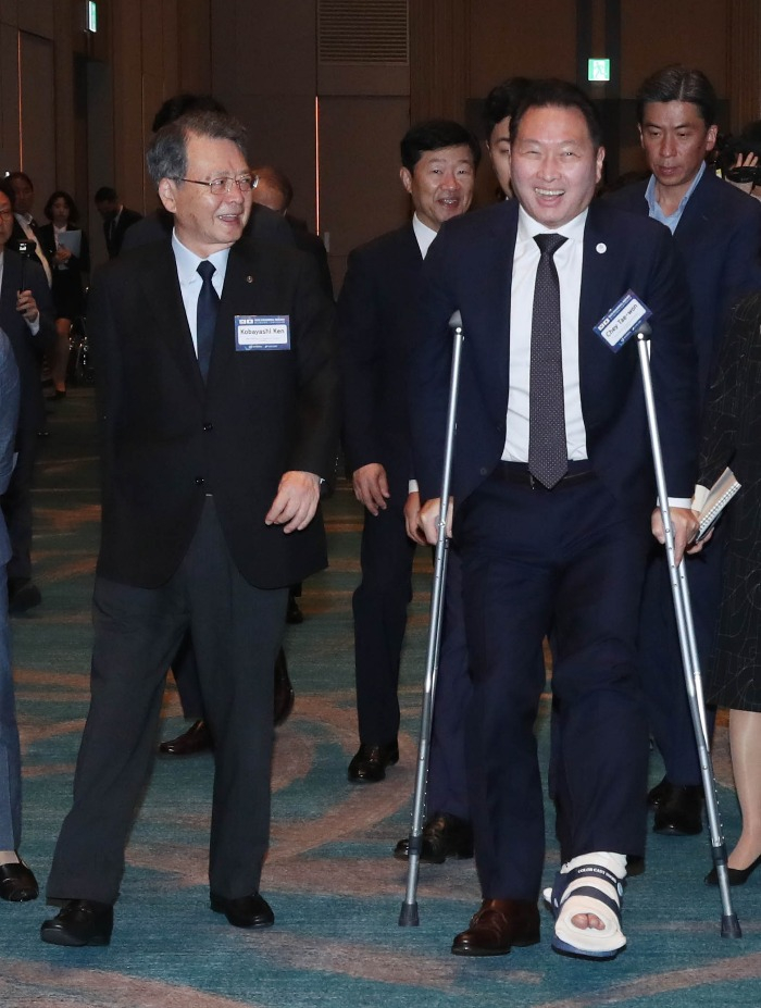 KCCI　Chairman　Chey　Tae-won　(at　right)　with　a　cast　and　crutches　at　the　12th　KCCI-JCCI　chair　meeting　on　June　9,　2023　(Courtesy　of　KCCI)