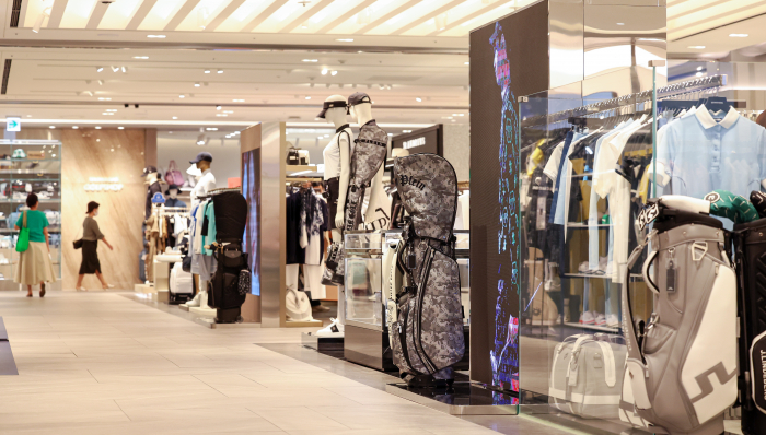 Golf　clubs　and　apparel　at　a　department　store　in　Seoul