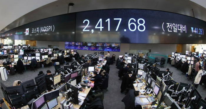 Trading　floor　of　Hana　Bank　in　Seoul　(File　photo)