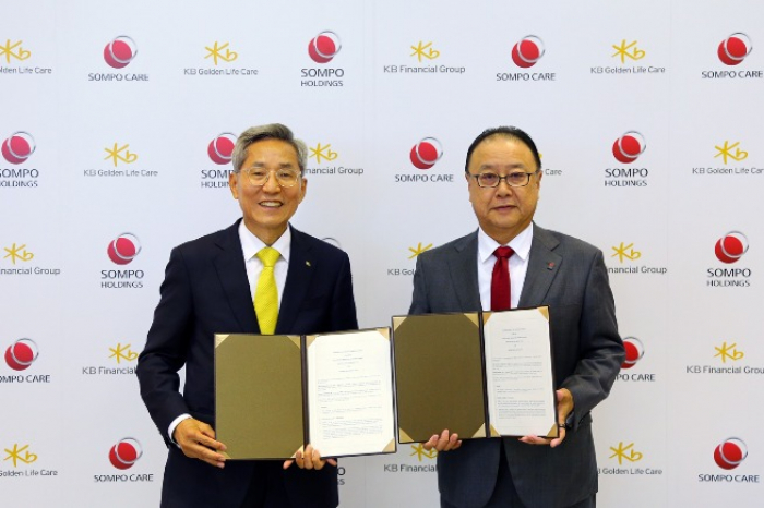 KB　Financial　Group　Chairman　Yoon　Jong　Kyoo　(right)　and　Chairman　of　Sompo　Holdings　Kengo　Sakurada