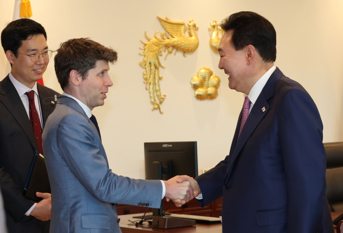 OpenAI　CEO　Sam　Altman　(center)　shakes　hands　with　South　Korean　President　Yoon　Suk　Yeol