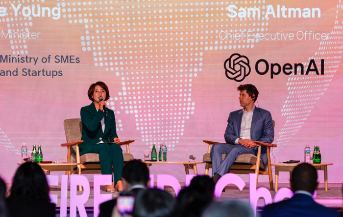 Korea's　Minister　of　SMEs　and　Startups　Lee　Young　(left)　discusses　AI　with　OpenAI　CEO　Sam　Altman　in　Seoul