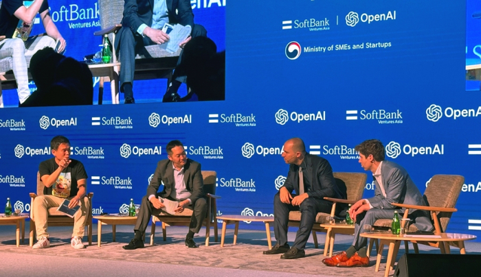 Greg　Brockman　(third　from　left)　and　Sam　Altman　(right)　discuss　AI　with　Korean　AI　developers　at　a　forum　in　Seoul