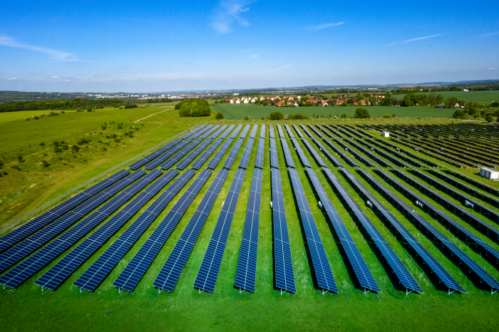 Solar　energy　panels　(Courtesy　of　Getty　Images)