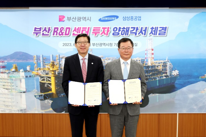 Jung　Jin-taek,　President　and　CEO　of　Samsung　Heavy　Industries　(right)　and　Park　Heong-joon,　Mayor　of　Busan