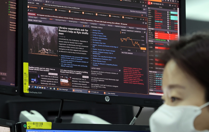 Foreigners are actively buying Korean stocks and bonds