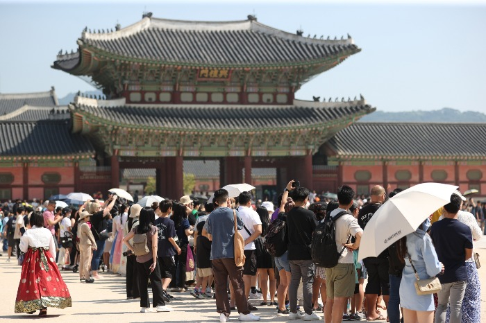 Tourists　at　Gyeongbok　Palace　in　Seoul　(Courtesy　of　Yonhap)