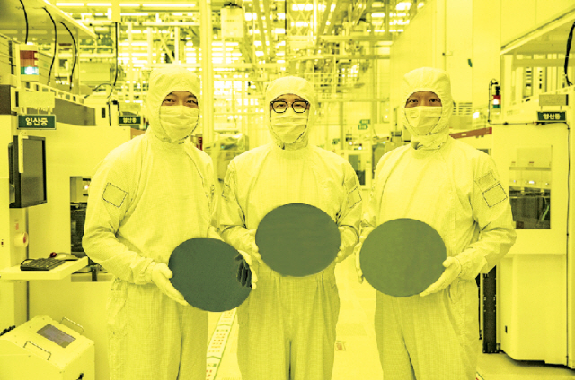 Samsung　employees　display　3-nanometer　chip　wafers