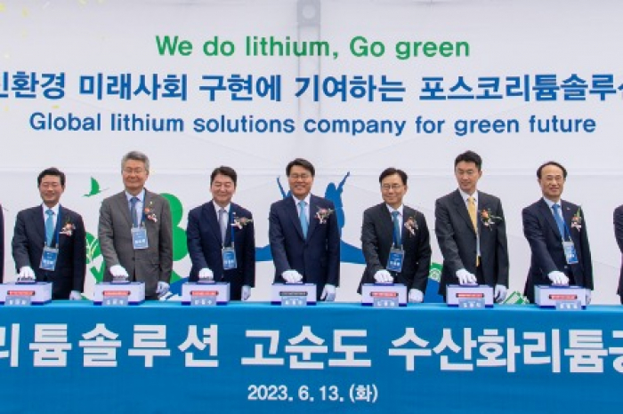 Chairman　of　POSCO　Group　Choi　Jeong-woo　(fourth　from　left)　and　President　of　LG　Energy　Solution　Kim　Myung-hwan　(fifth)