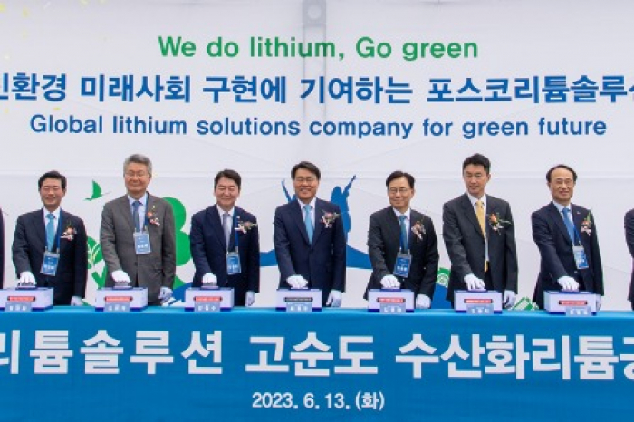 Chairman of POSCO Group Choi Jeong-woo (fourth from left) and President of LG Energy Solution Kim Myung-hwan (fifth)