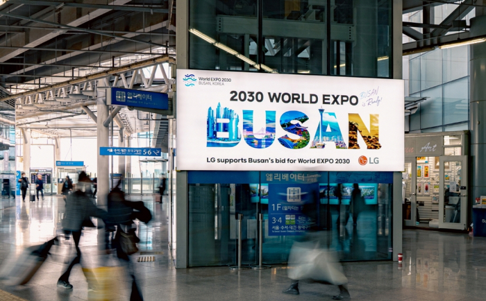 LG's　display　shows　an　ad　for　the　World　Expo　Busan　2030
