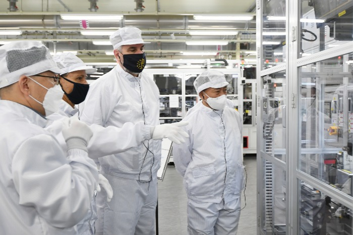 Indiana governor Eric Holcomb (second from right) and Samsung SDI CEO Yoonho Choi (first) at Cheonan plant of Samsung SDI in S.Korea in August 2022