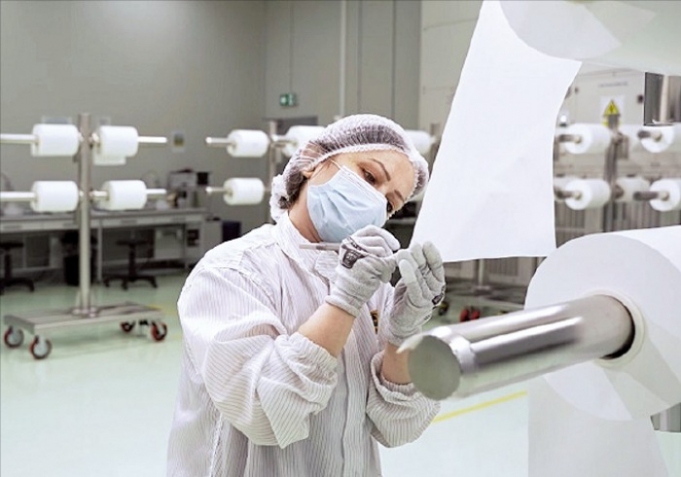 An　SK　IE　Technology　factory　worker　in　Poland　(Courtesy　of　SKIET)