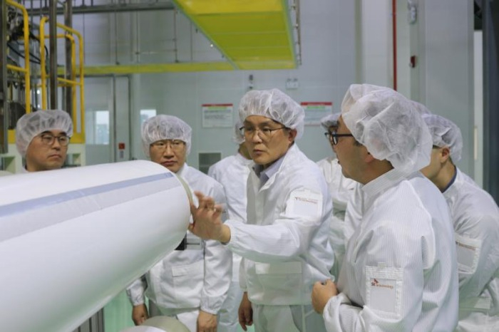 SK　IE　Technology　CEO　Kim　Cheol-jung　inspects　the　company's　plant　in　Changzhou,　China　in　March　2023　(Courtesy　of　SKIET)