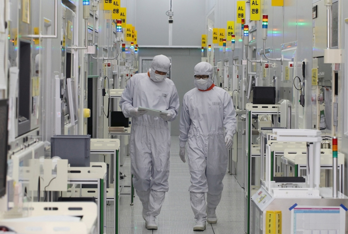 Samsung　employees　at　its　chip　cleanroom