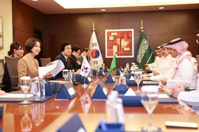 South　Korean　Minister　of　SMEs　and　Startups　Lee　Young　(closest　to　table,　left) 