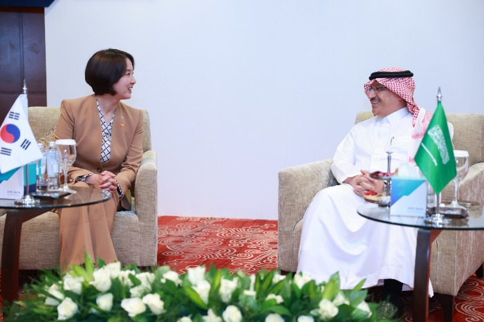 Minister　of　SMEs　and　Startups　Lee　Young　speaks　with　Yousef　bin　Abdullah　Al-Benyan,　chairman　of　Saudi　Arabia's　Small　and　Medium　Enterprises　Bank