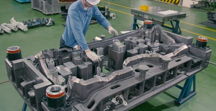 A　Dong-A　ENG　factory　worker　handles　a　mold　(Courtesy　of　Dong-A　ENG)