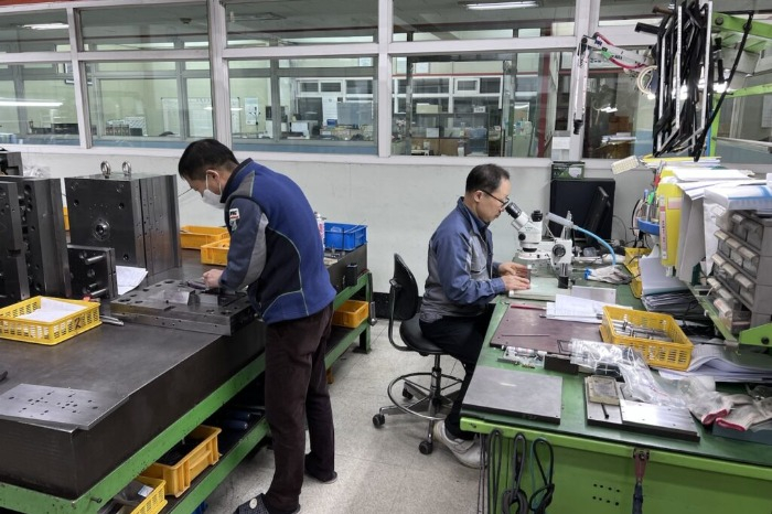 Min Sung employees in the Korean factory (Courtesy of Min Sung)