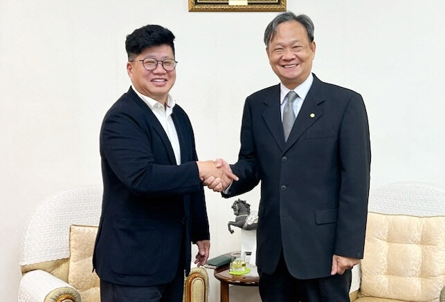 Kang Byung-koo (Left), head of CJ Logistics Corp.'s global division and Eric Hsieh, president of Evergreen Marine Corp.