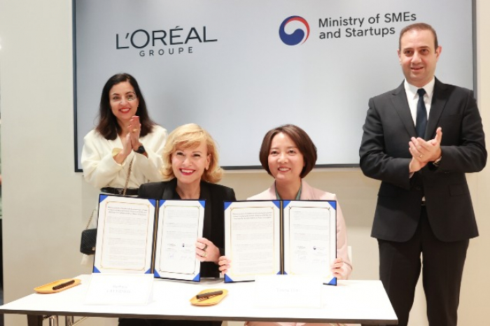 Lee Young, Minister of South Korean Ministry of SMEs and Startups (right) and Barbara Lavernos, Deputy CEO in charge of Research, Innovation and Technology