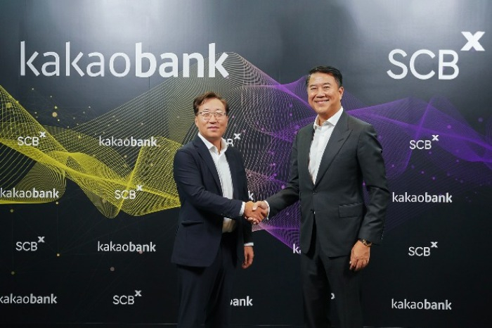 Yun　Ho-Young,　CEO　of　Kakao　Bank　(left)　and　SCBX　CEO　Arthid　Nanthawithaya　(Courtesy　of　Kakao　Bank)