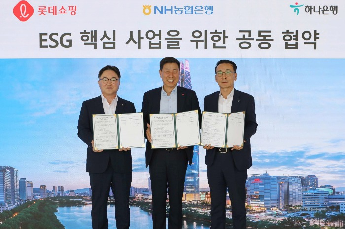 Lotte　Shopping　receives　funding　from　Nonghyup　Bank　and　Hana　Bank　to　promote　ESG　businesses　(Courtesy　of　News1　Korea) 