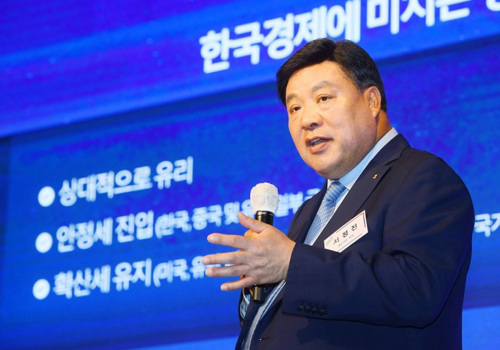 Celltrion　Group　founder　and　Chairman　Seo　Jung-jin　speaks　at　a　conference　held　by　The　Korea　Economic　Daily　on　Oct.　6,　2020,　in　Seoul　(File　photo)