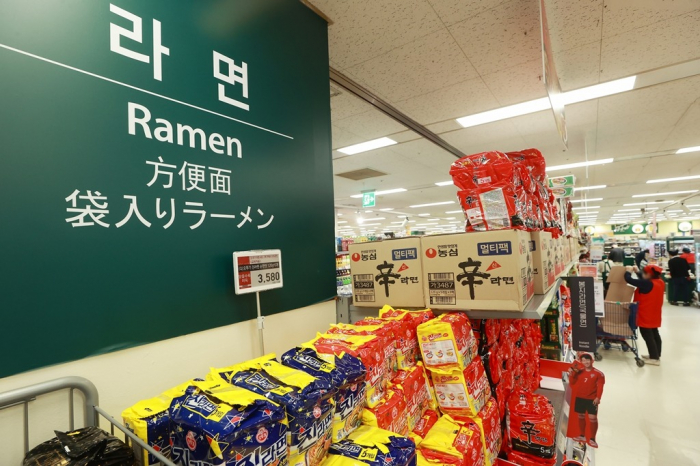 Ramen　noodle　packs　displayed　at　a　hypermarket　in　Seoul　(Courtesy　of　Yonhap)