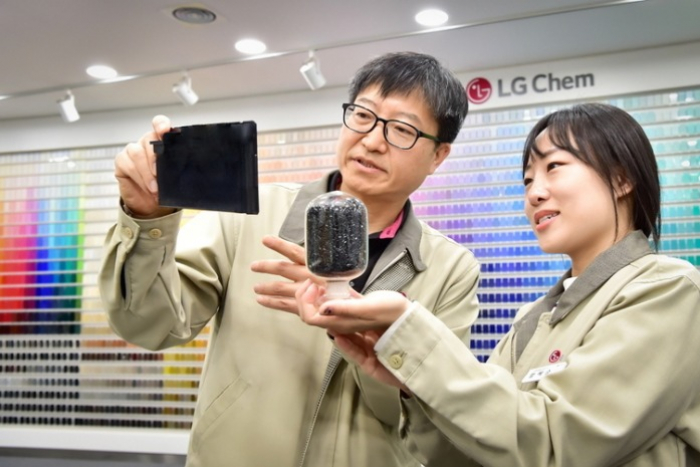 LG　Chem　researchers　with　flame-retardant　plastic　materials　for　EV　battery　packs　(Courtesy　of　LG　Chem)