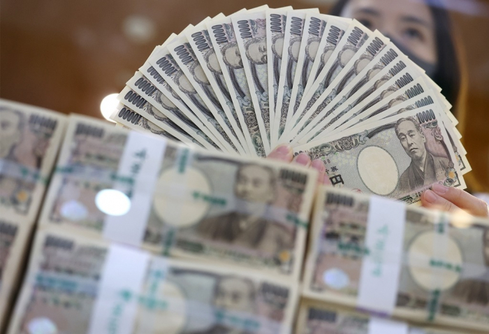 Bundles　of　10,000　yen　bills　at　South　Korea's　Hana　Bank　headquarters　in　Seoul　(Courtesy　of　Yonhap)