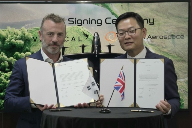 Son Jae-il, CEO of Hanwha Aerospace (right) and Stephen Fitzpatrick, CEO of Vertical Aerospace