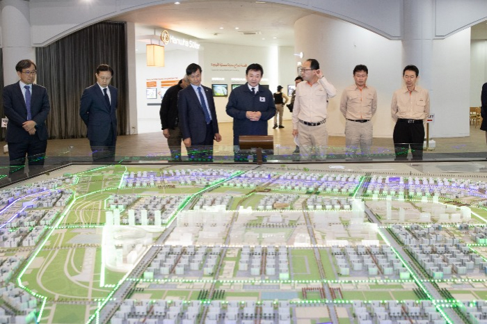 Won　Hee-ryong,　minister　of　Land,　Infrastructure　and　Tranport　of　S.Korea　(center)　at　Bismayah　construction　site　in　Iraq　in　last　January　(Courtesy　of　Yonhap)