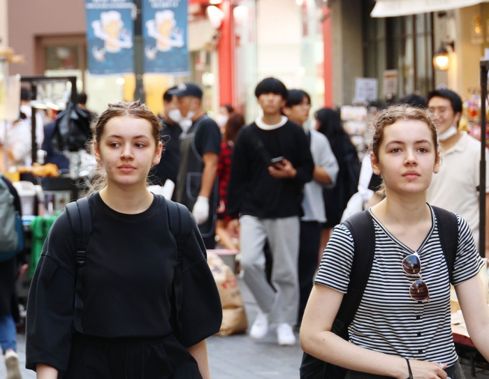 A　foreign　tourist　in　Seoul　in　September　2022　(File　photo)