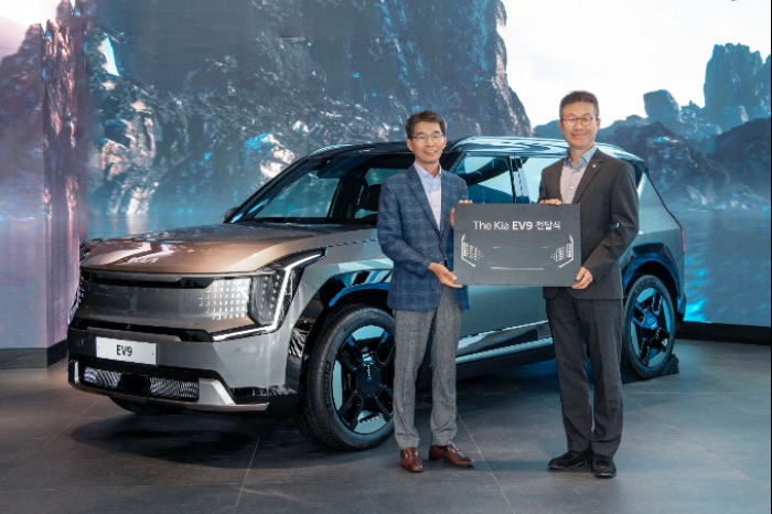 Lotte　Rental　CEO　Choi　Jin-hwan　(right)　(Courtesy　of　Kia)